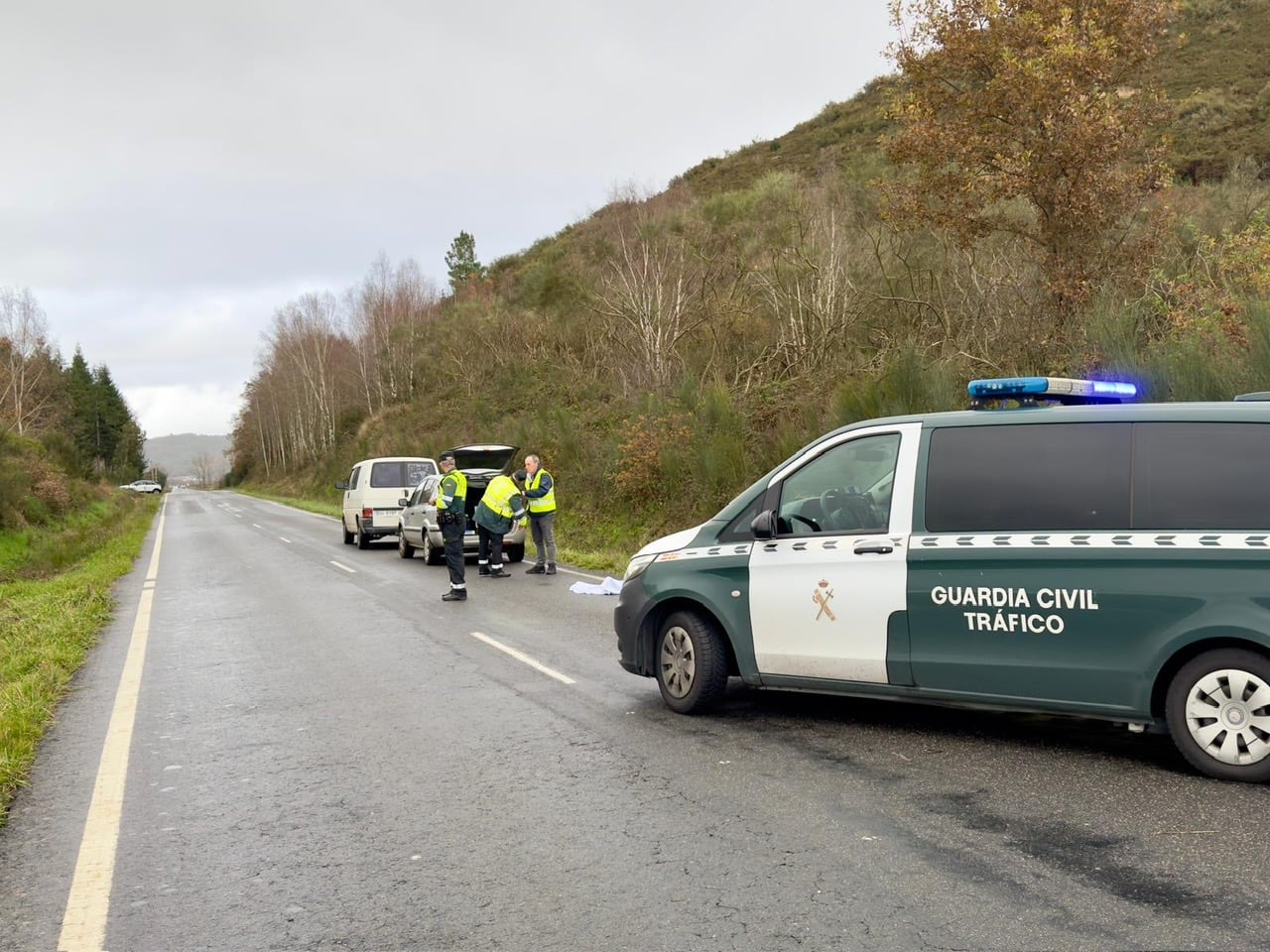 En la imagen la furgoneta de la que cayó la mujer asistida por la Guardia Civil de Tráfico