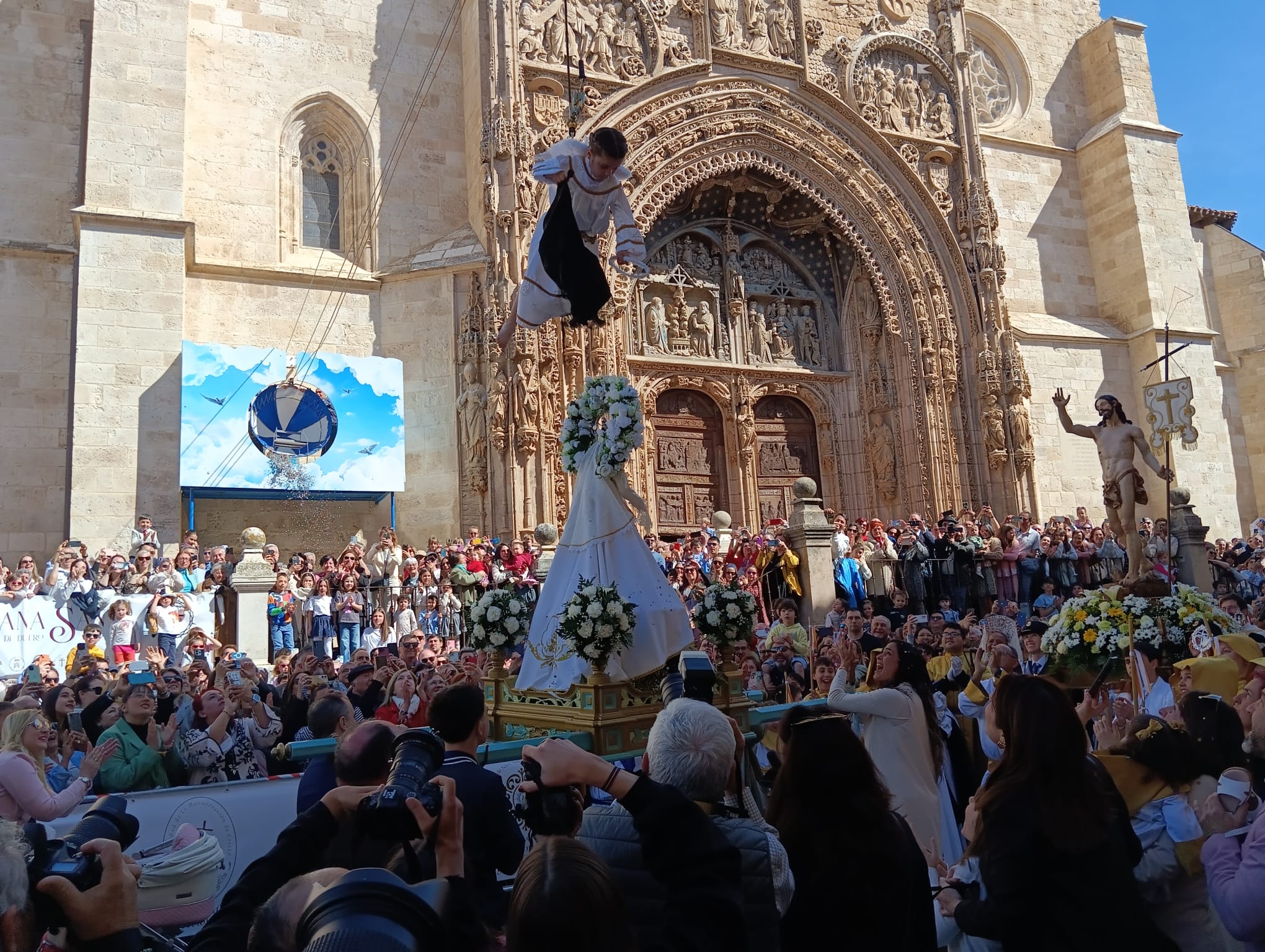 Objetivo cumplido; la virgen ya no tiene velo