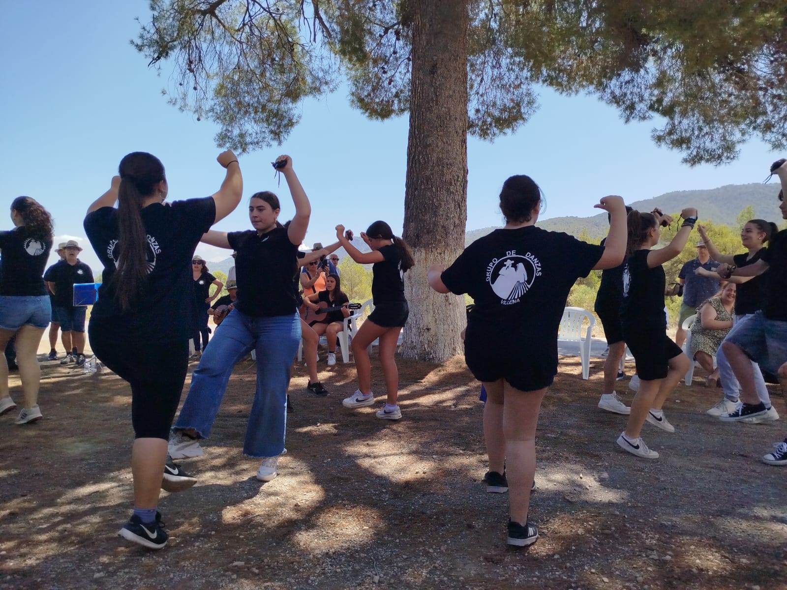 Grupo de Danzas en la Sierra de Salinas