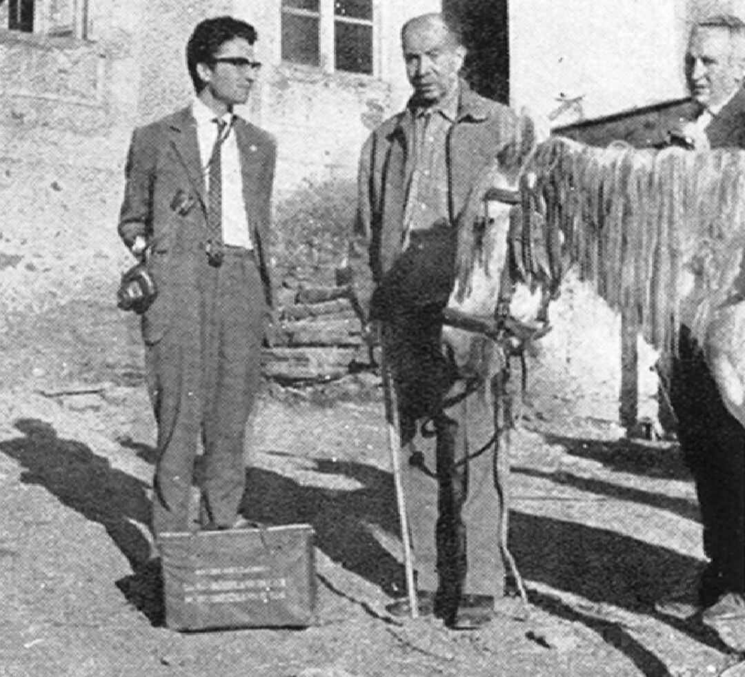 Visita de Nájera a Benuza (León) en una foto reproducida por El País