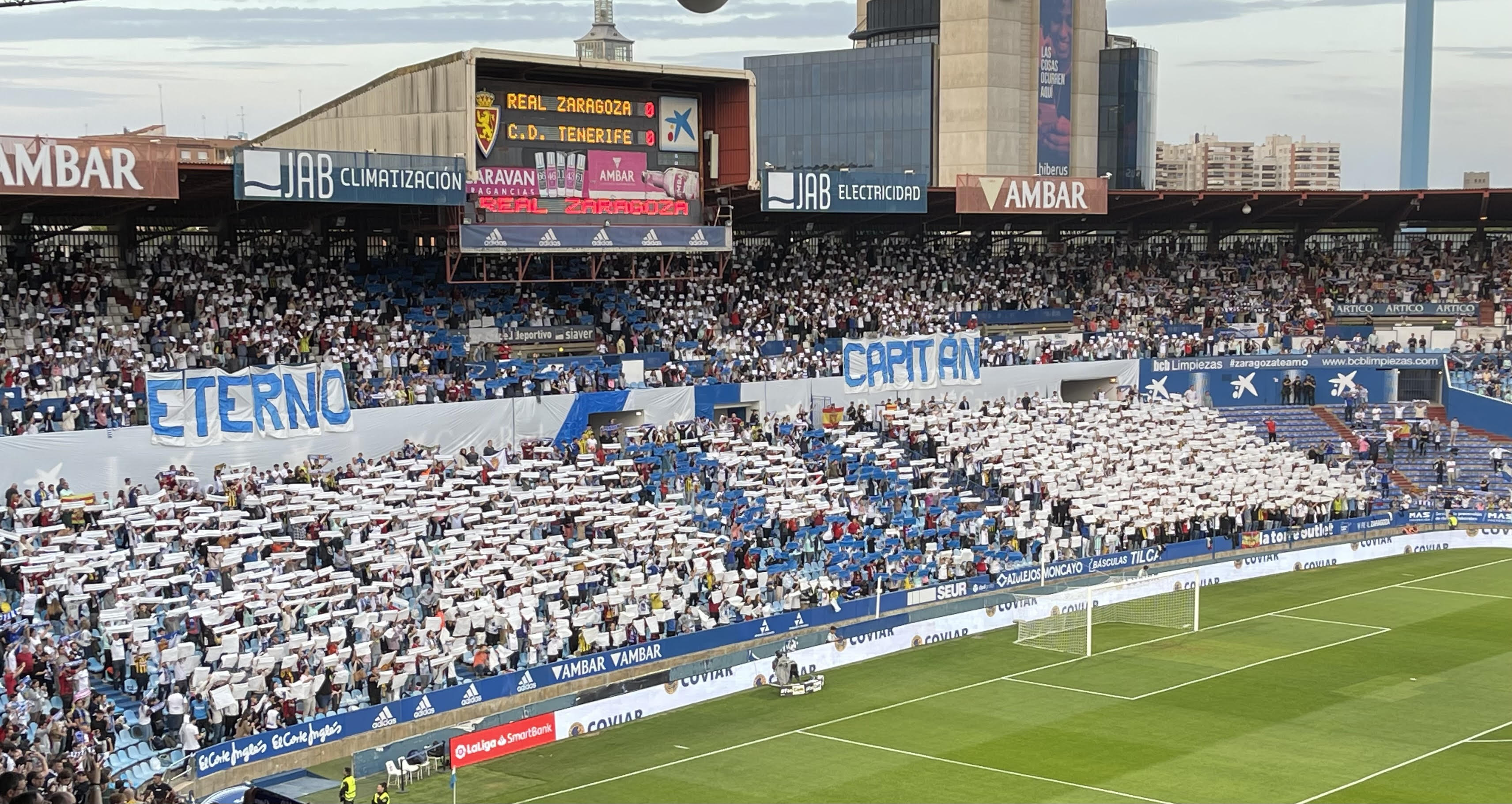 La Romareda recibió a Alberto Zapater con este mosaico en el Fondo Norte