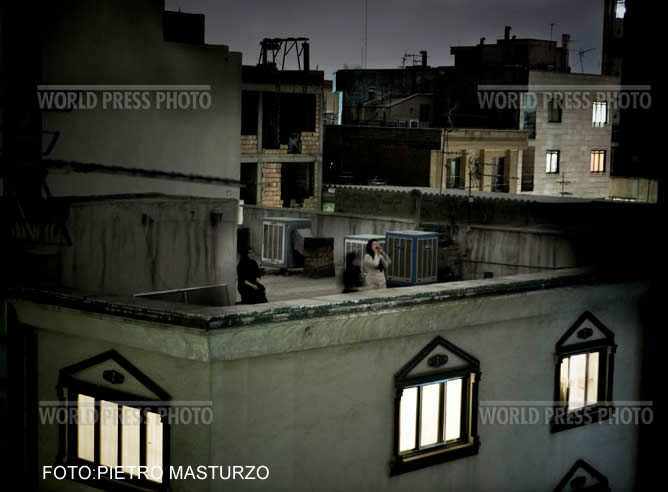 El fotógrafo italiano Pietro Masturzo retrata a una mujer de Teherán gritando desde una terraza en protesta por las elecciones. Ha ganado el primer puesto del &#039;World Pres Photo 2010&#039;