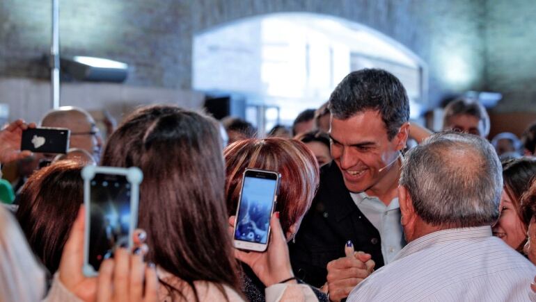 El secretario general del PSOE, Pedro Sánchez, saluda a su llegada a la asamblea abierta a militantes y simpatizantes para tratar sobre la situación del sistema de pensiones