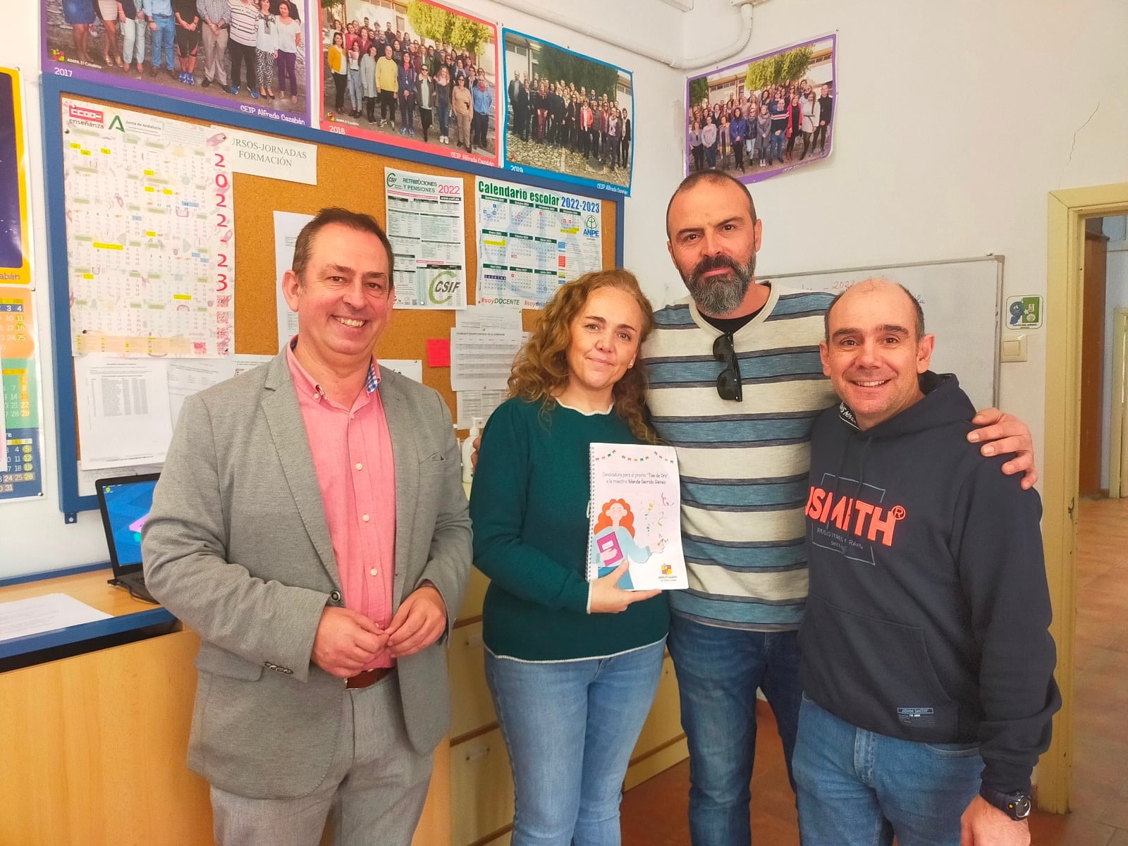 El concejal de Educación, Javier Padorno (a la izquierda), junto a Yolanda Garrido, ganadora del premio &#039;Tiza de Oro&#039; junto a otros responsables educativos.