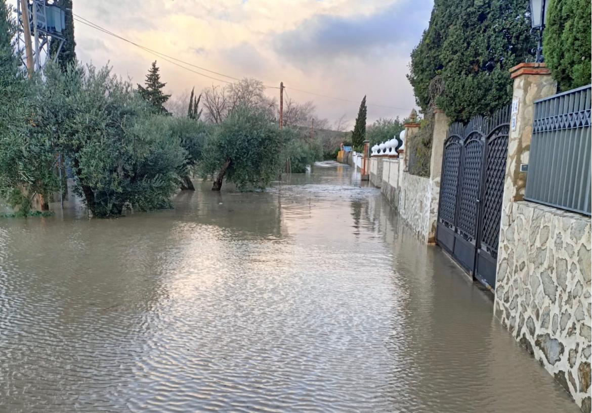 Una de las calles inundadas de Los Puentes de Jaén en febrero de 2026.
