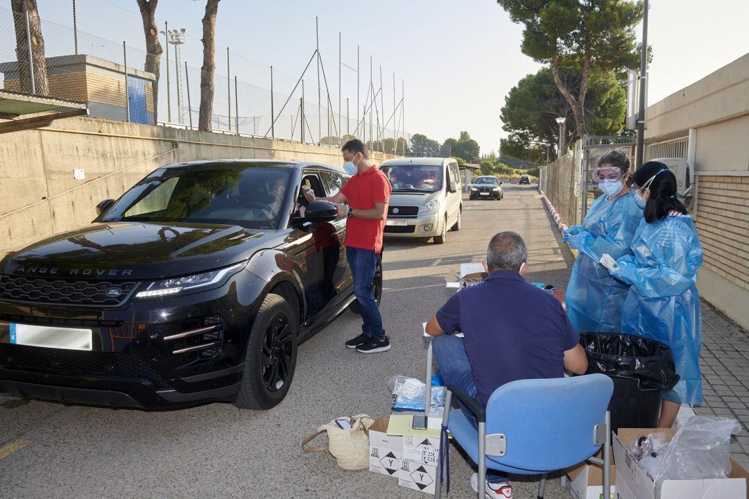 Los jugadores del Real Zaragoza se someten a las pruebas desde sus propios vehículos