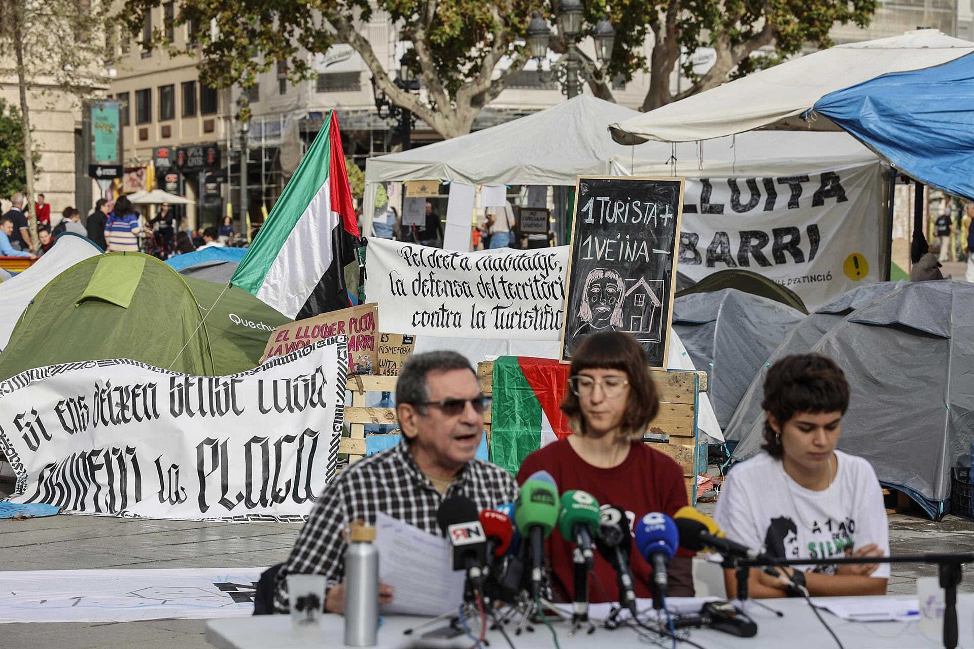 Rueda de prensa de la acampada por la vivienda en la plaza del Ayuntamiento