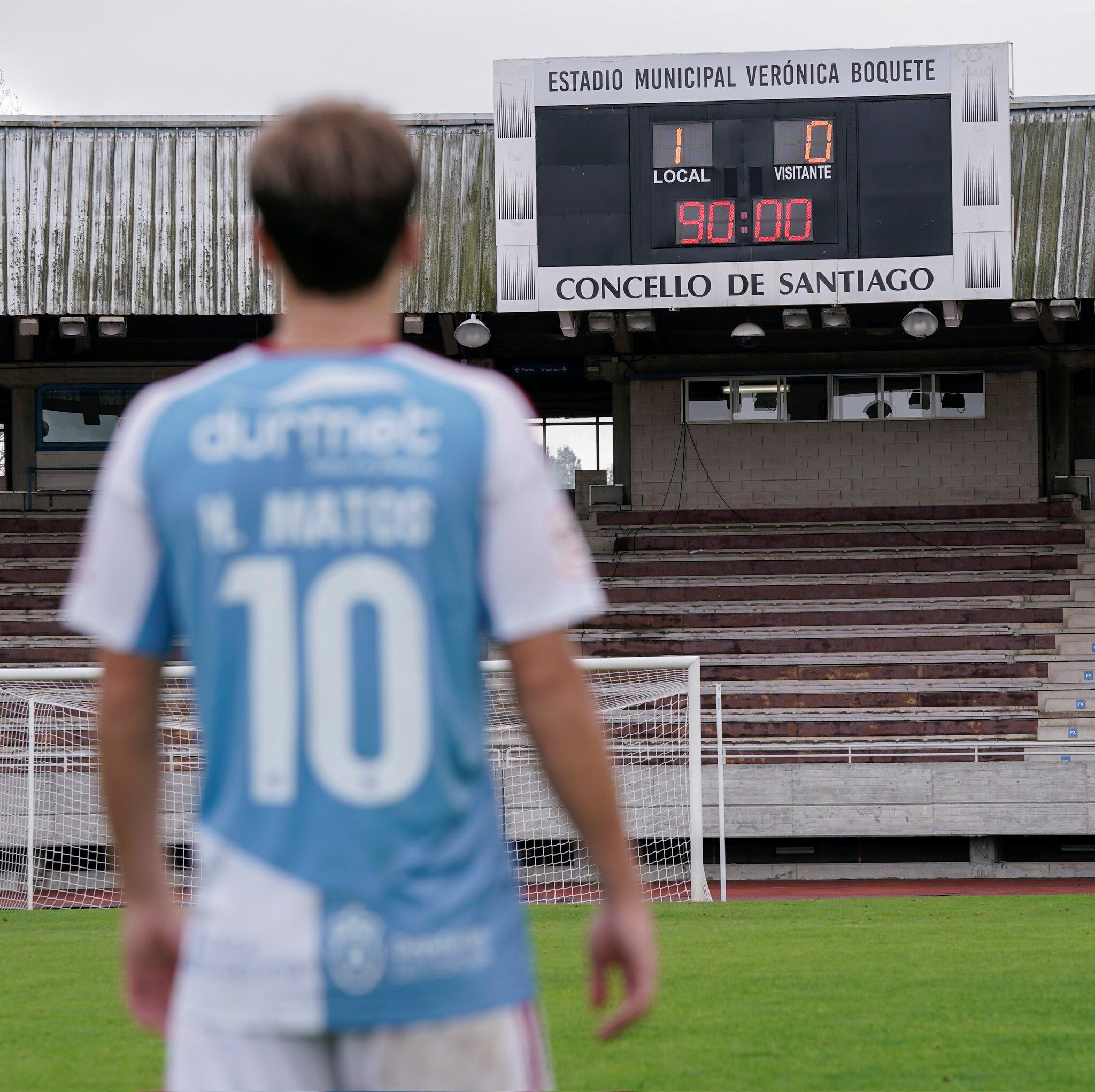 Hugo Matos, autor del gol de Compos, con el marcador del Vero Boquete al fondo