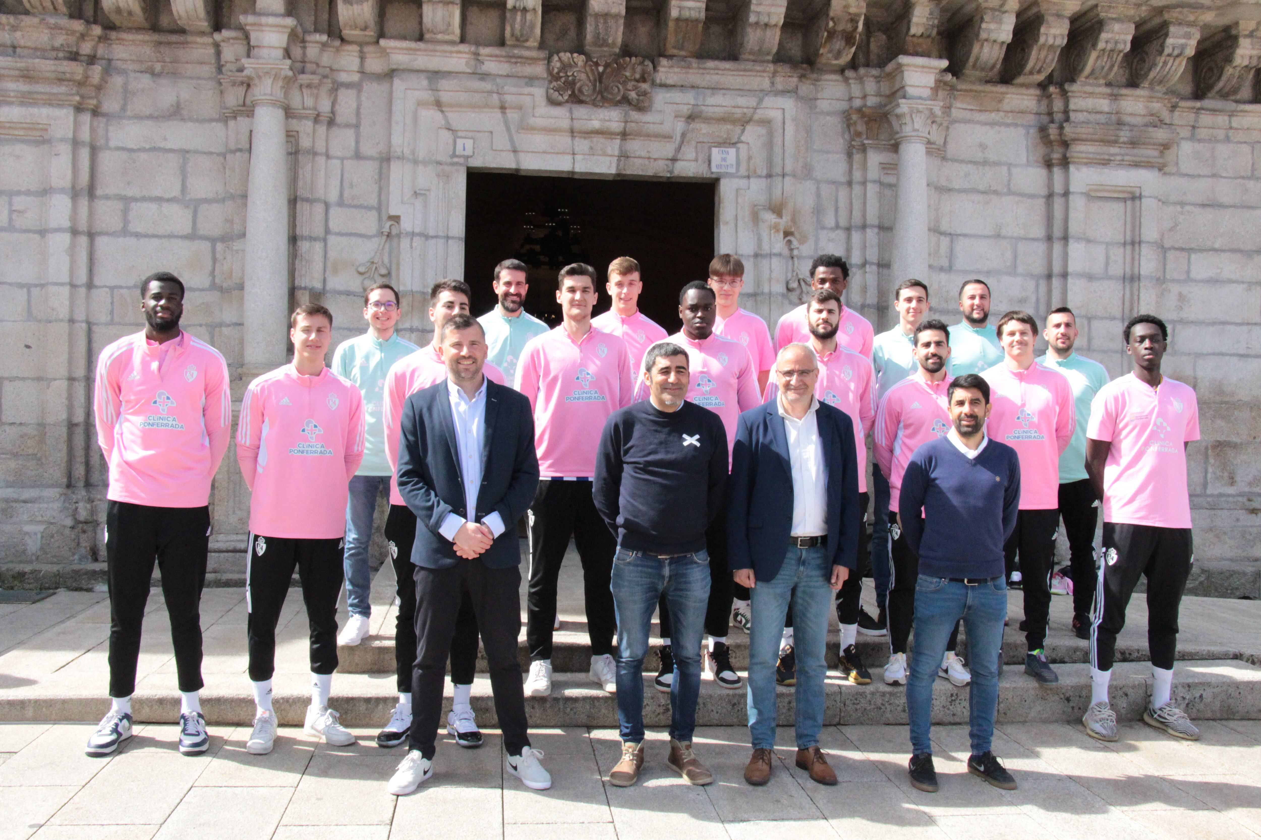 El equipo de LEB PLata ha sido recibido por el alcalde de Ponferrada tras conseguir clasificarse para el play-off de ascenso a LEB Oro