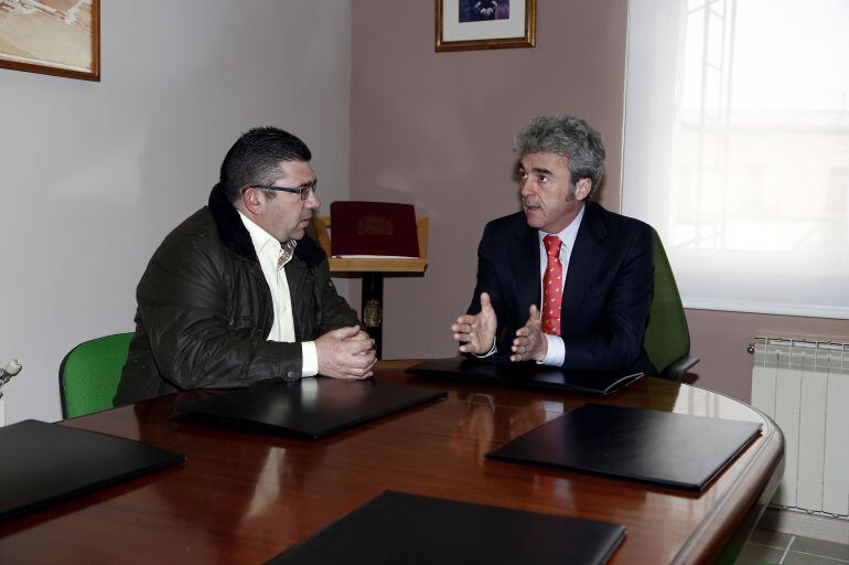 El alcalde de Villar de Cañas, José María Sáiz (Izquierda) junto al Consejero de Presidencia, Leandro Esteban (derecha)