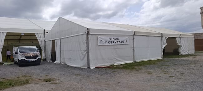 Preparativos de la Feria de Cuéllar en la mañana antes de abrir sus puertas