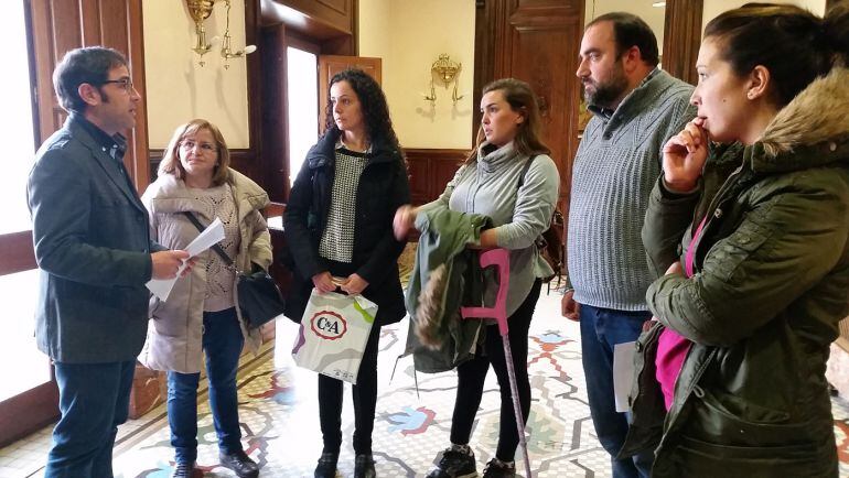 Los concejales Miguel Ángel Fernández Madrid(PSOE) y Paco Puentedura(IU), este lunes en el Ayuntamiento de Granada con representantes de La Azulejera