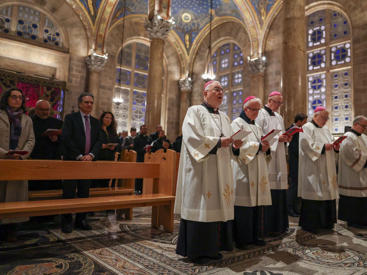 Israel da marcha atrás y permitirá al patriarca de Jerusalén acceder al Santo Sepulcro