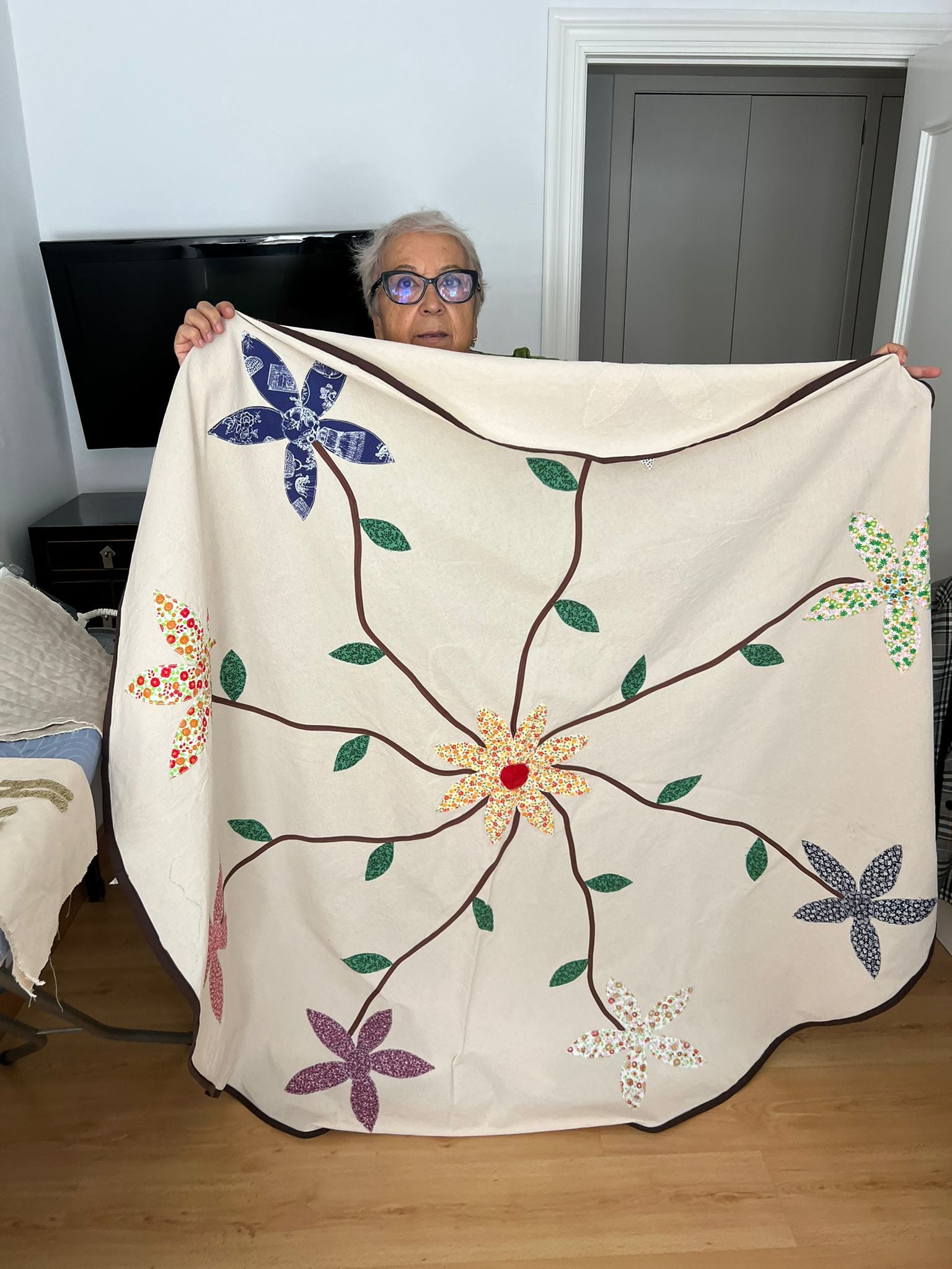 Cesi Pastor, la costurera que enseña puntadas y paciencia en Lo Campano y sueña con coser para Caprile