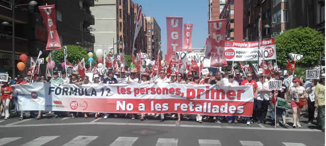 Miles de personas salen a las calles de Valencia, llamados por los sindicatos, para protestar por la contradicción en la que está incurriendo la Generalitat, que apoya el evento deportivo mientras que continúa con recortes en servicios públicos como Sanid