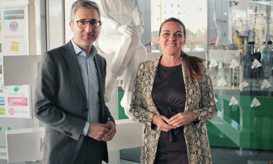 Anaïs Menguzzato junto al Conseller de Obras Públicas Arcadi España en una imagen de archivo