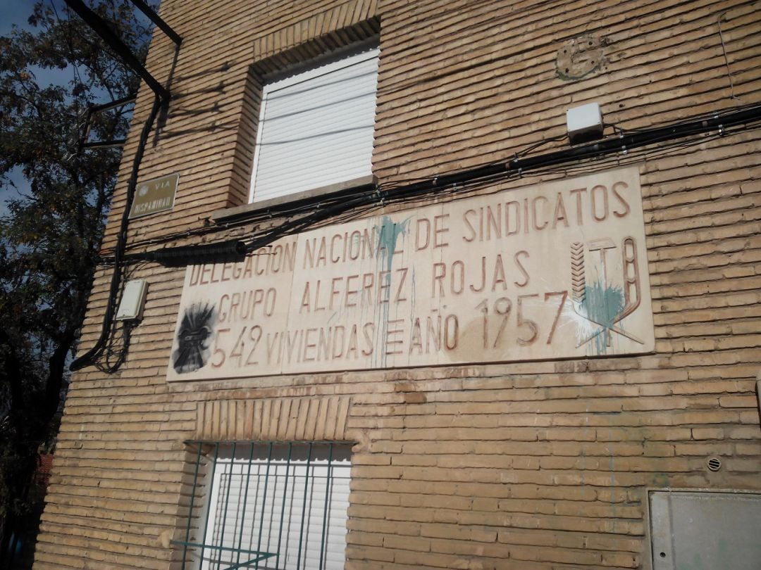 Placa en el grupo de viviendas de Alférez Rojas