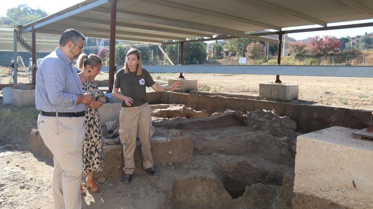 El alcalde de Mijas, Josele González, que ha visitado la zona de excavación arqueológica este viernes, ha destacado que “desde Acebedo se está realizando una labor encomiable y muy necesaria para seguir conociendo nuestra historia”