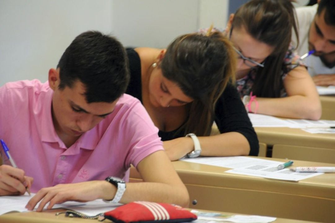 Estudiantes haciendo un examen - Imagen de archivo