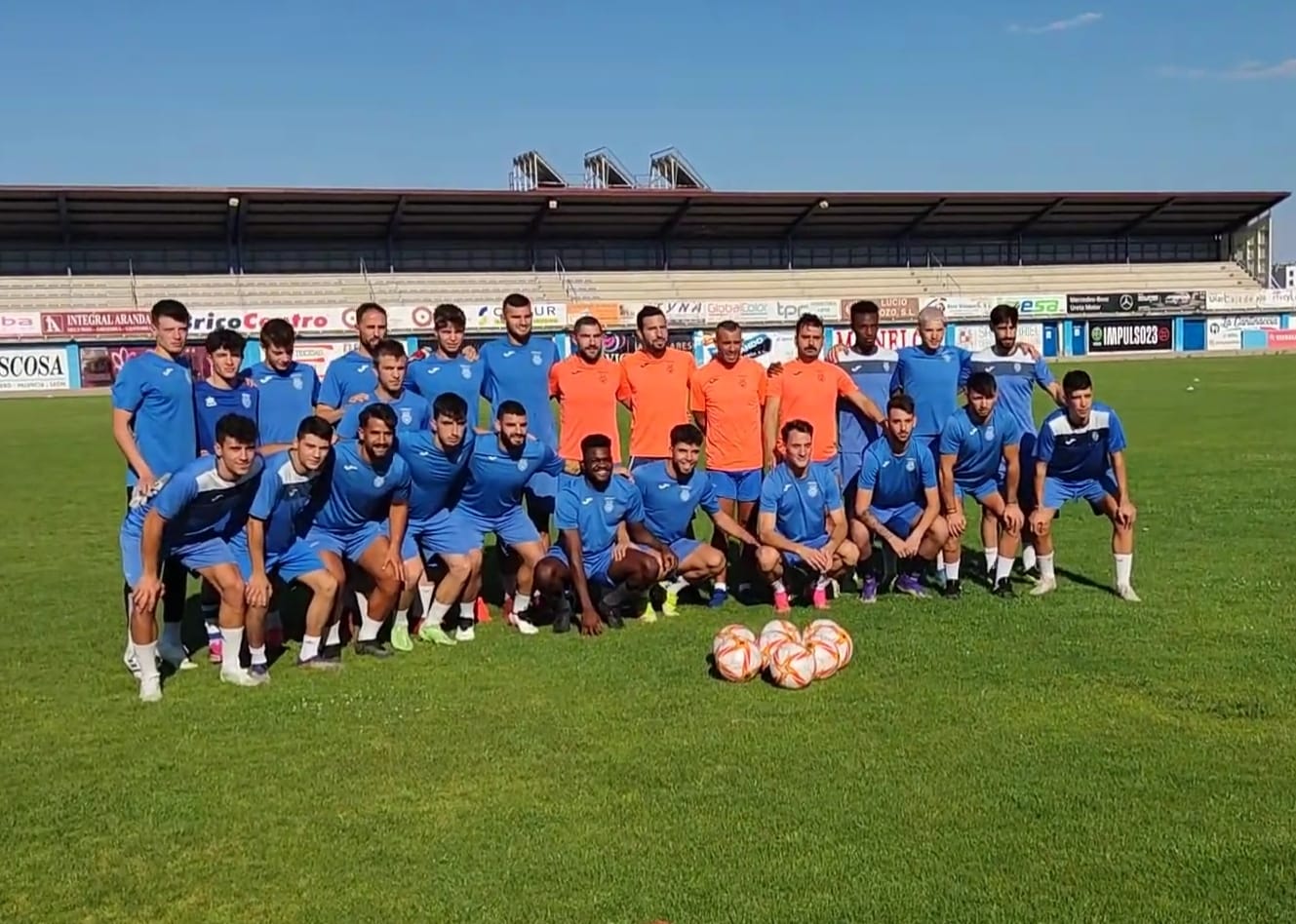 La plantilla blanquiazul durante una jornada de preparación en El Montecillo durante la reciente pretemporada