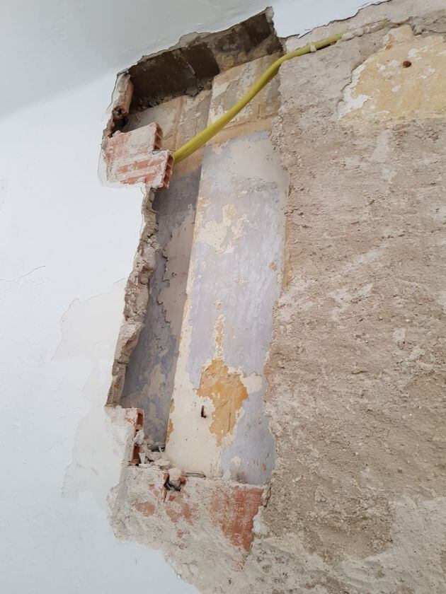 Detalle de la obra en calle Arbolí que permite ver la fachada de la Casa de la Camorra