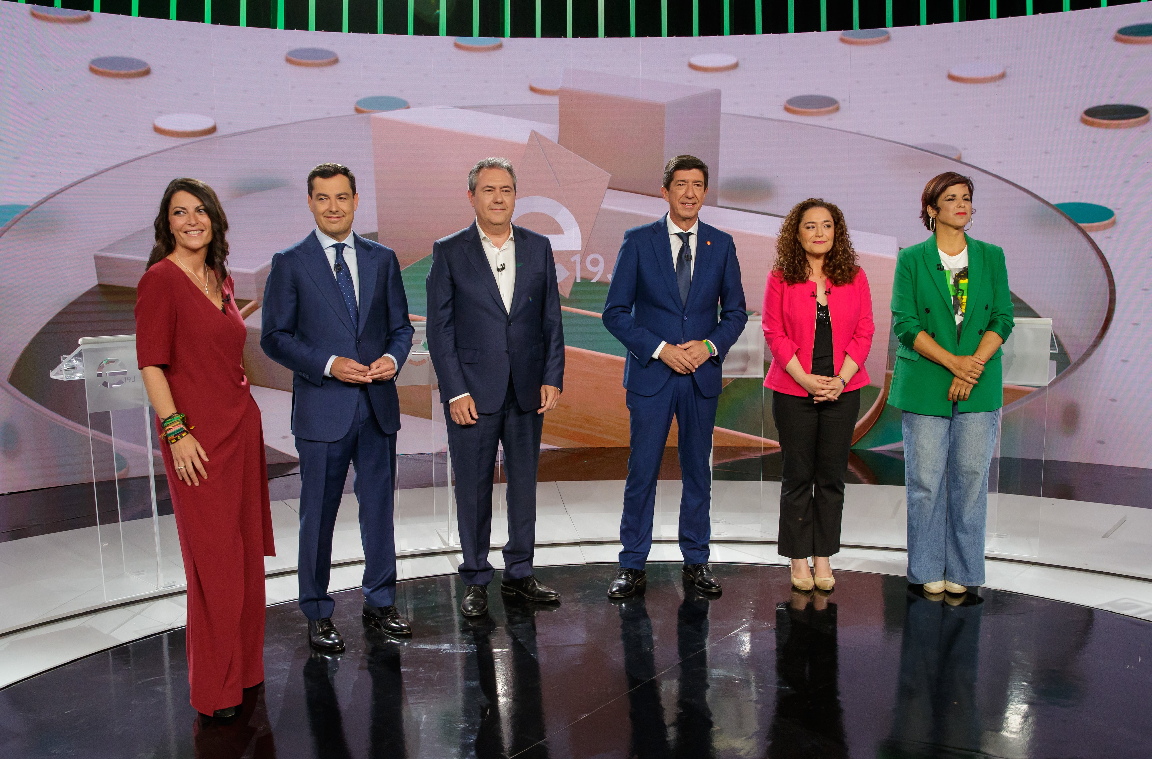 Los seis principales candidatos a la Presidencia de la Junta de Andalucía, (i-d) Macarena Olona, Juanma Moreno, Juan Espadas, Juan Marín, Inmaculada Nieto y Teresa Rodríguez, posan al comienzo de su participación este lunes en el segundo y último debate televisado antes de las elecciones del 19 de junio.