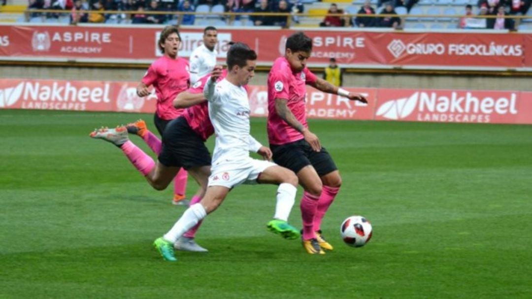 Capilla pugna con un zaguero del Sanse en el choque de ida