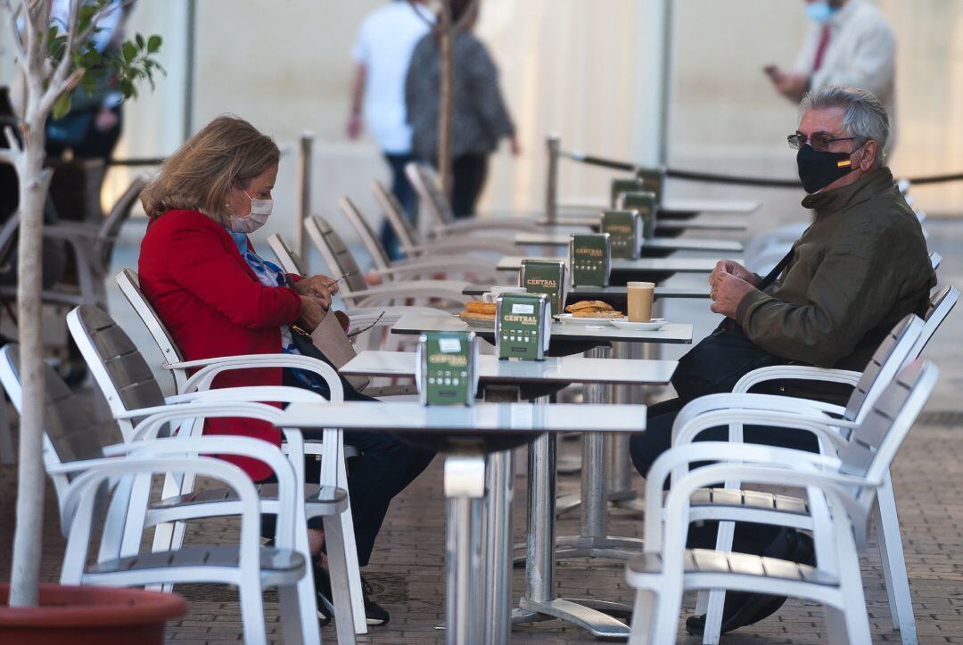 Archivo - Consumidores de terrazas, bares y cafeterías de Málaga portan sus mascarillas ante la obligatoriedad  por parte de la Junta de Andalucía de ponérselas  mientras no se esté consumiendo. Málaga a 26 de octubre 2020