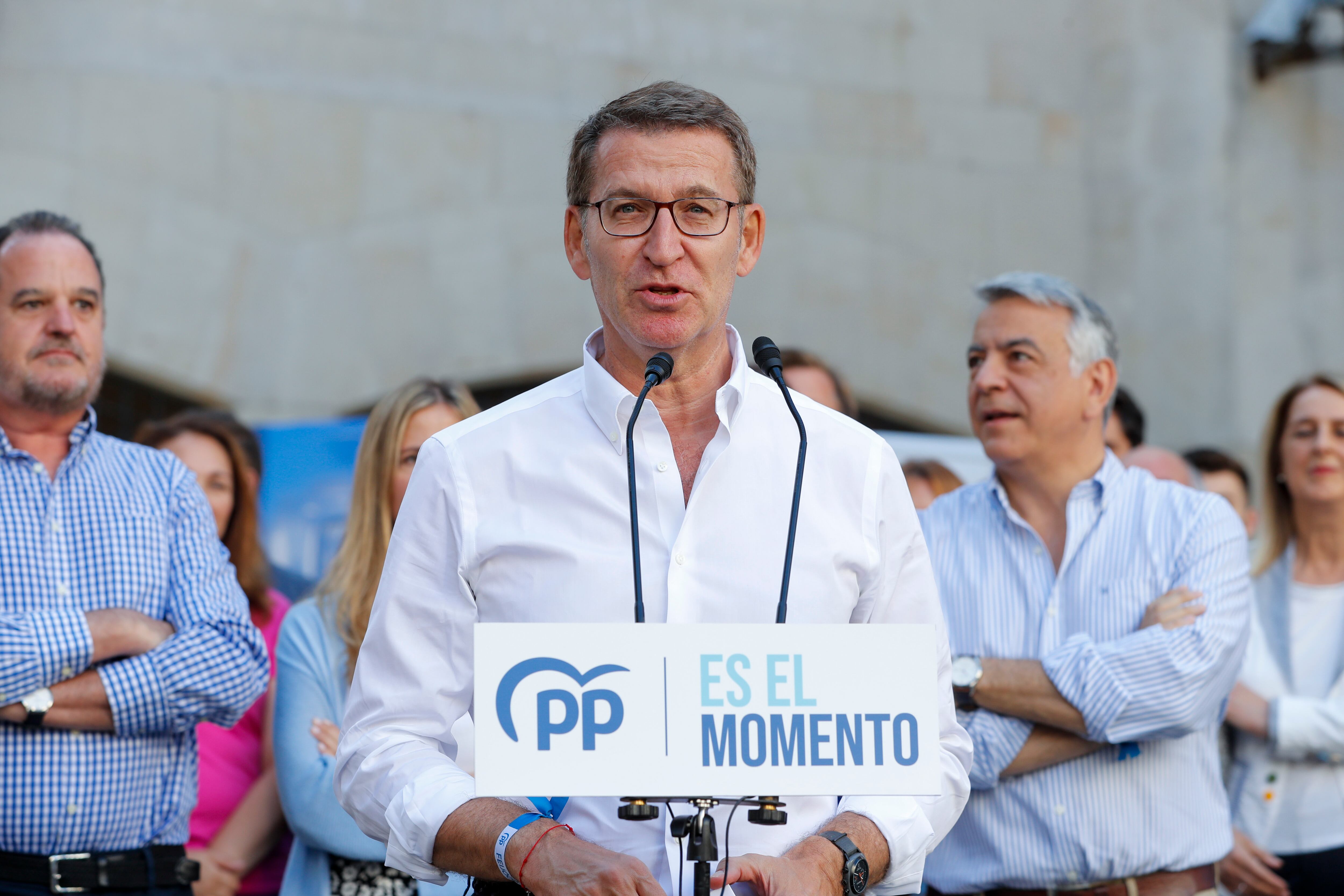 El presidente del Partido Popular y candidato a la presidencia del Gobierno Alberto Núñez Feijóo (i) este sábado en Vitoria, durante un acto público junto a Carlos Iturgaiz y Ainoa Domaica, portavoz del PP en la ciudad alavesa.