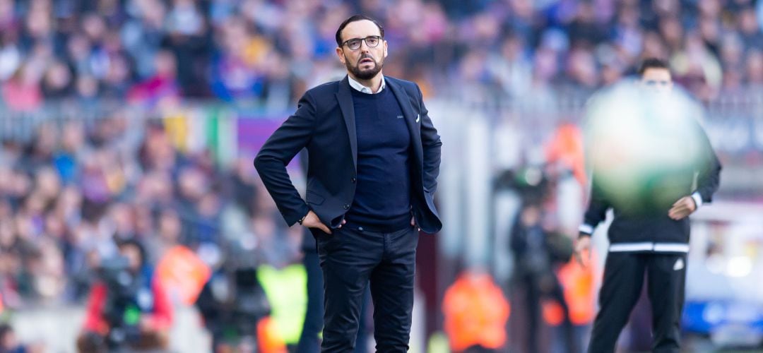 José Bordalás observa el balón durante el partido del pasado sábado en el Camp Nou