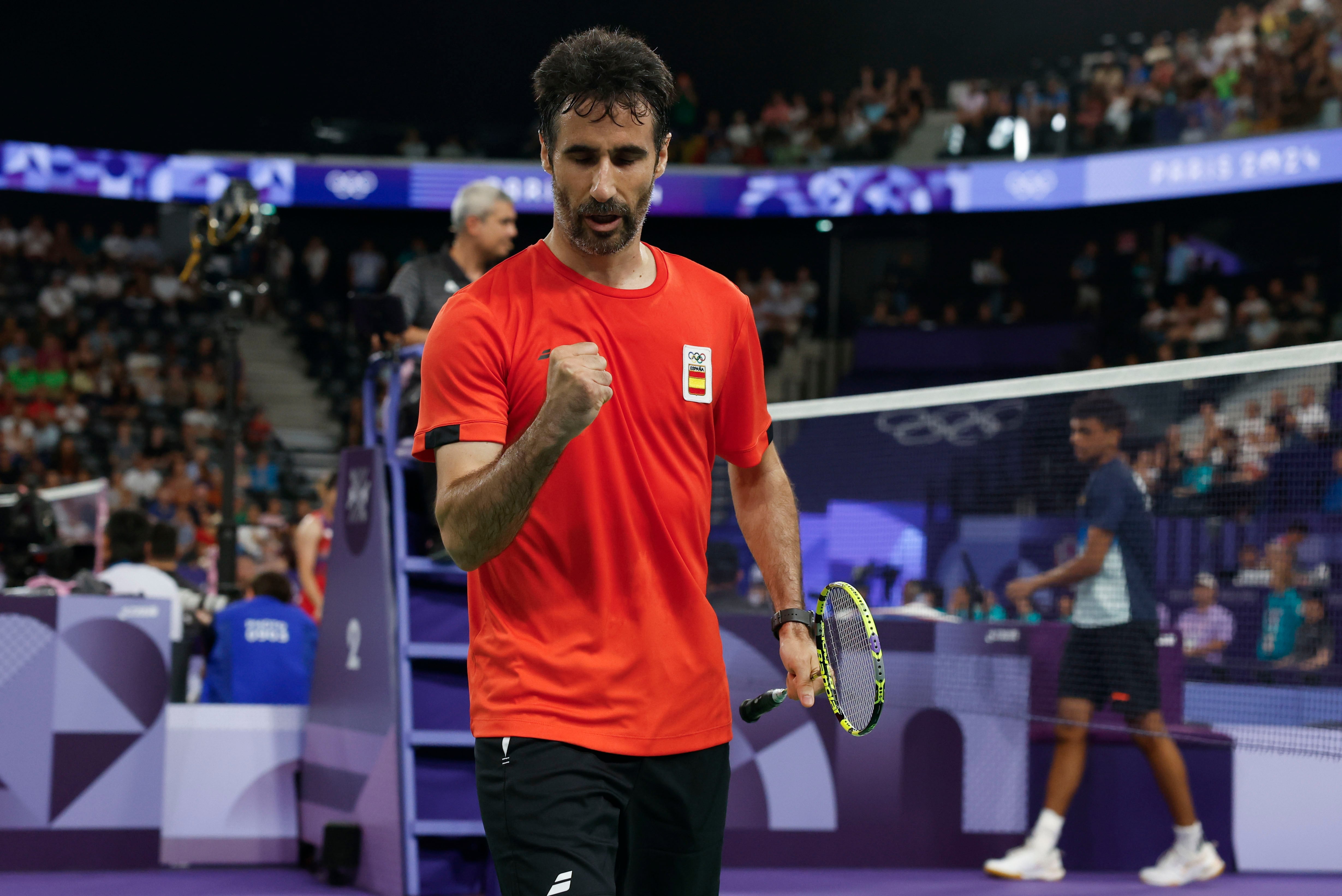 PARÍS, 30/07/2024.- El jugador español Pablo Abián celebra un punto ganado ante el esrilanqués Viren Nettasinghe durante su partido del Grupo G de bádminton masculino de los Juegos Olímpicos de París 2024 disputado este martes en el pabellón La Chapelle Arena Court 2 de París. EFE/ Julio Muñoz
