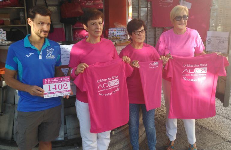 Voluntarias de AOEX Norte de Extremadura con los dorsales, camisetas y bragas de cuello