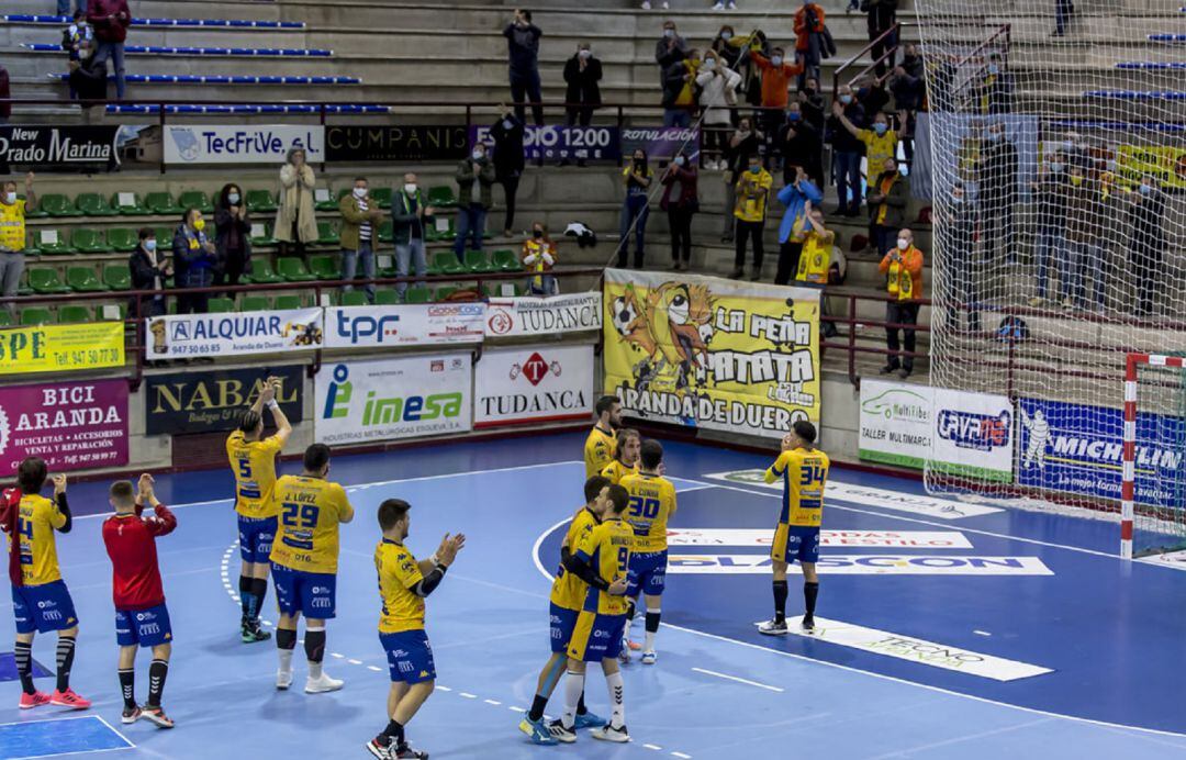 Los jugadores del Villa de Aranda celebran con su afición el punto ante Sinfín.