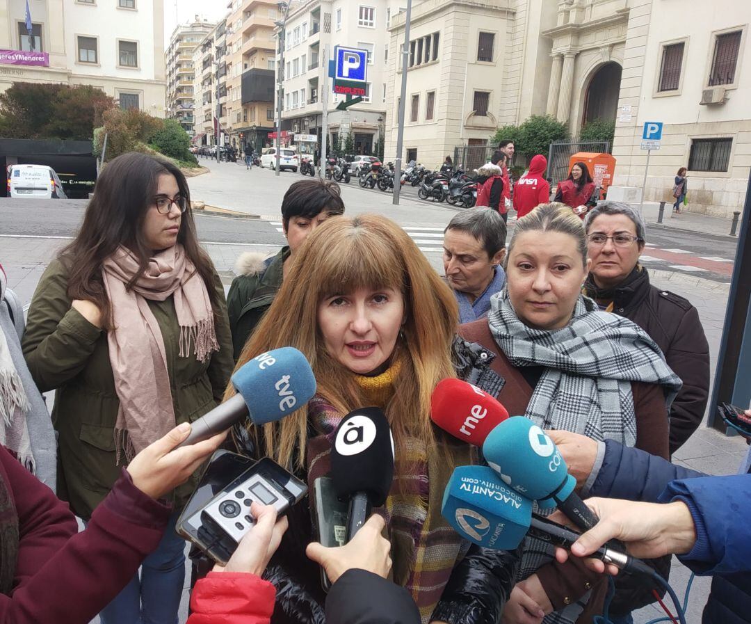 María del Carmen Sigüenza (atendiendo a los medios) y Yolanda Díaz (con pañoleta de cuardos, en la presentación del acto por el 25 de noviembre