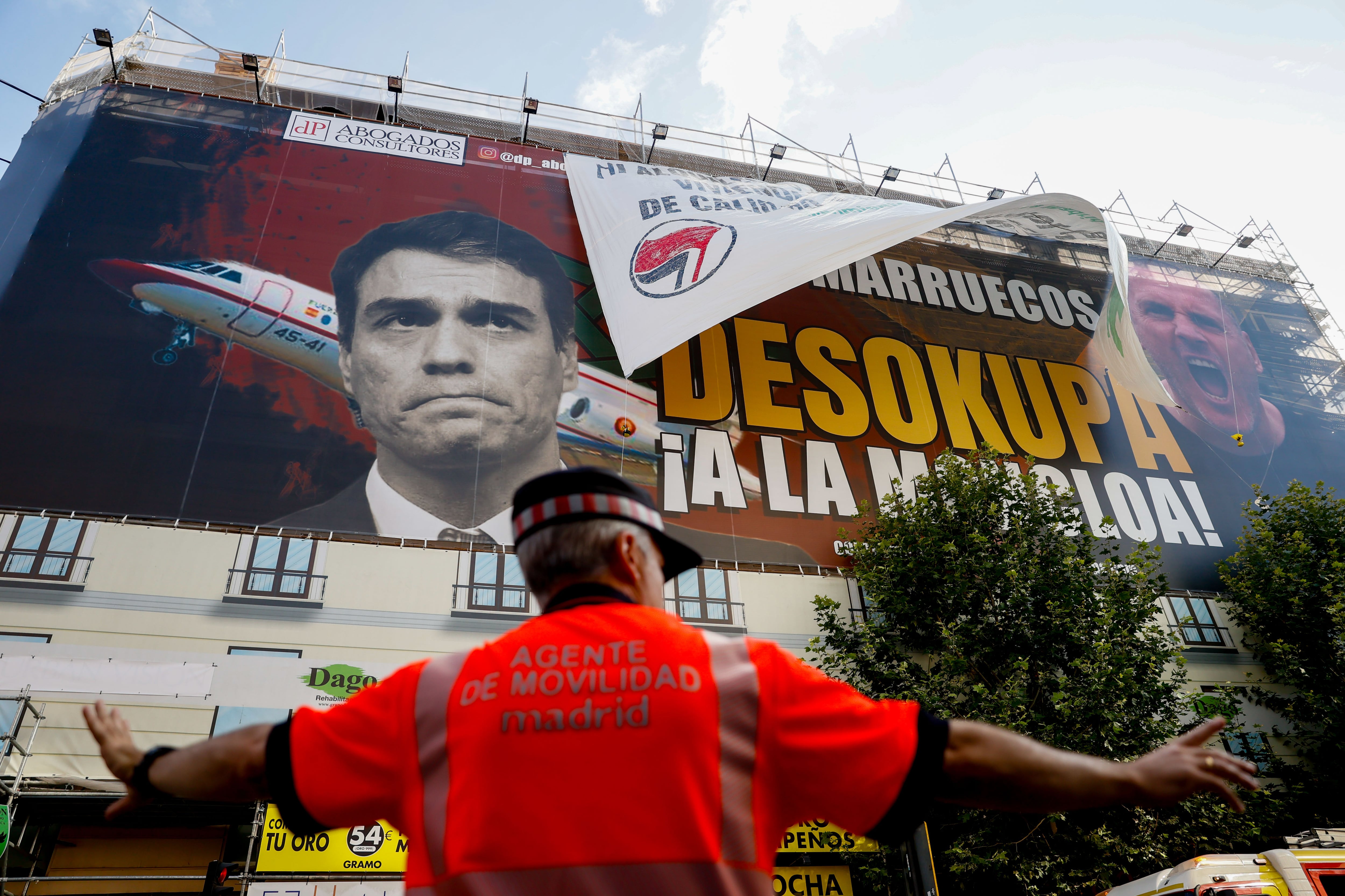 La lona desplegada en el número 35 de la calle Atocha por la empresa de desalojos extrajudiciales Desokupa ha aparecido este viernes con una serie de mensajes relativos a los problemas por los precios, precariedad y falta de vivienda.