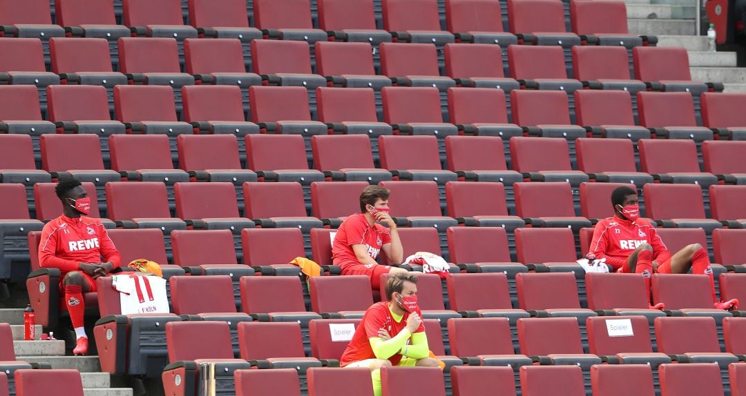 Algunos suplentes del Union Berlín, durante el partido frente al Bayern