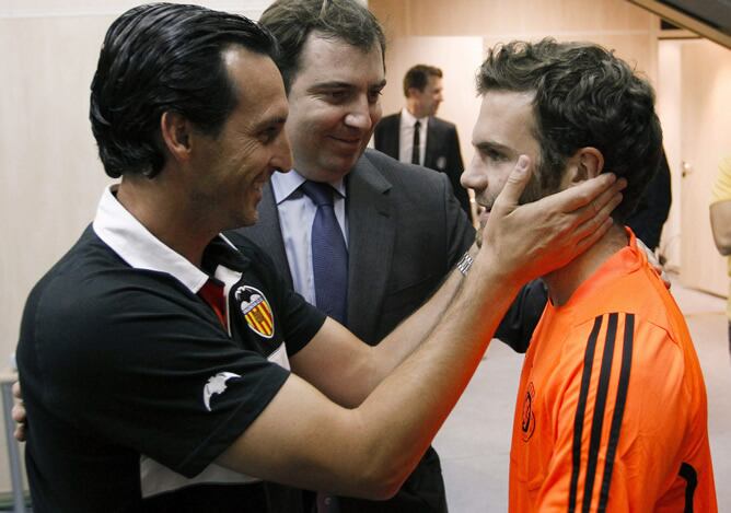 El técnico del Valencia saluda a su exjugador Juan Mata, ahora en el Chelsea, en la sala de prensa del estadio de Mestalla en el partido de ida de la Campions