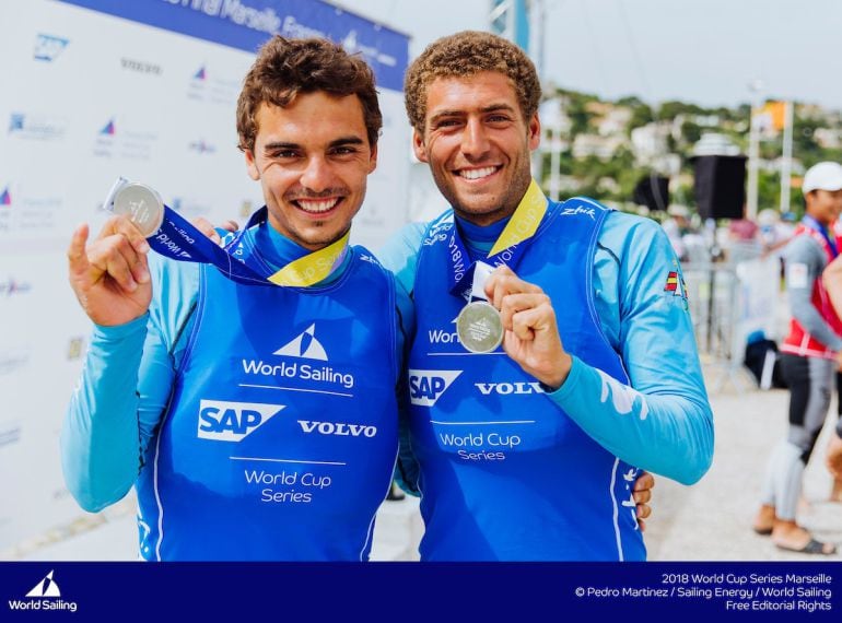 Xammar y Nico Rodríguez posan con la medalla del Europeo de Polonia