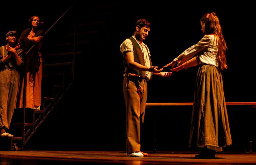 Una de les escenes de la representació amb protagonisme de Júlia i Rafelet