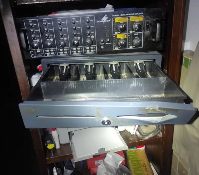 Estado de la caja registradora tras ser forzada por los ladrones.