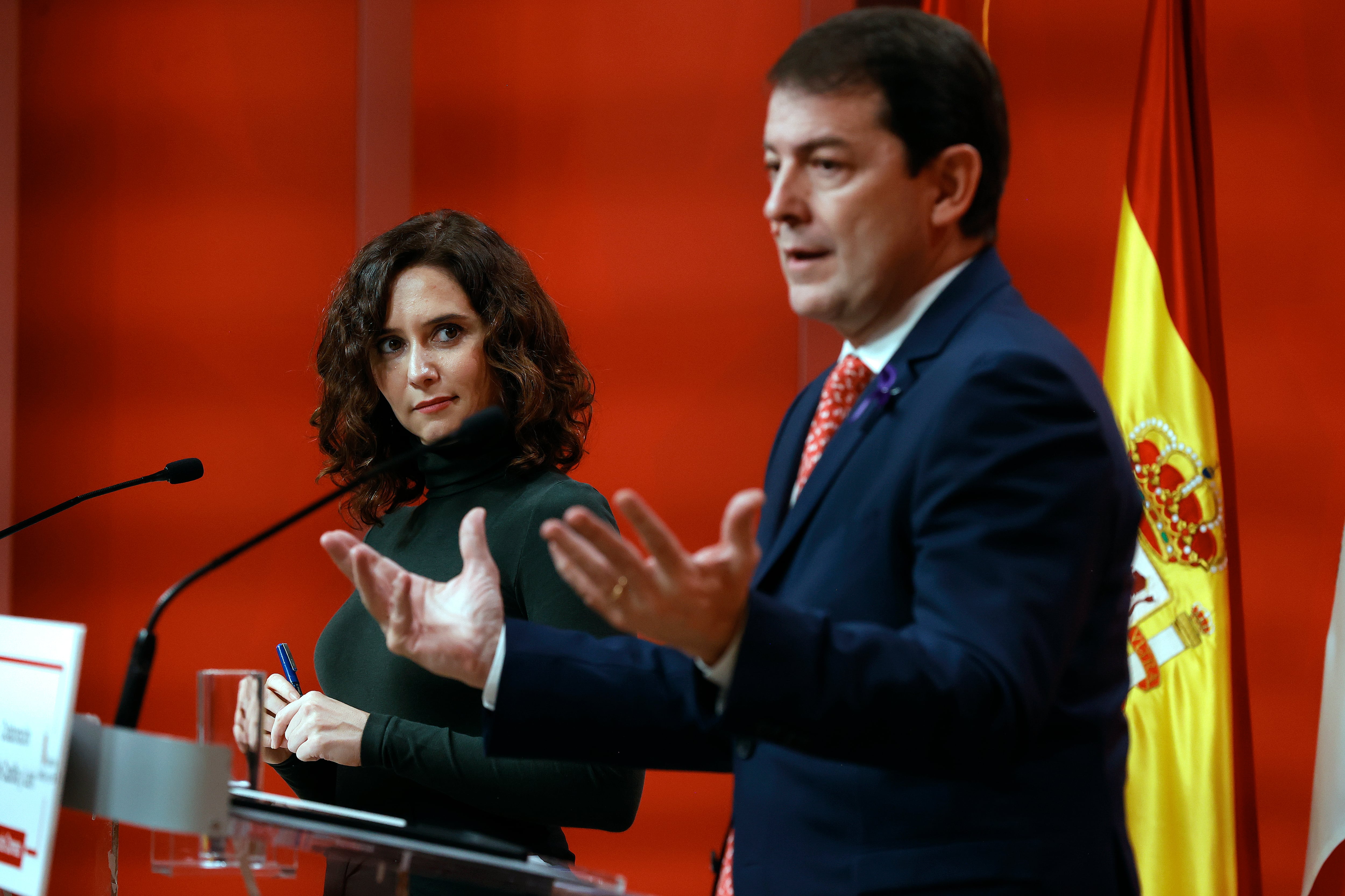 El presidente de la Junta de Castilla y León, Alfonso Fernández Mañueco (d), y la presidenta de la Comunidad de Madrid, Isabel Díaz Ayuso, en una imagen de archivo