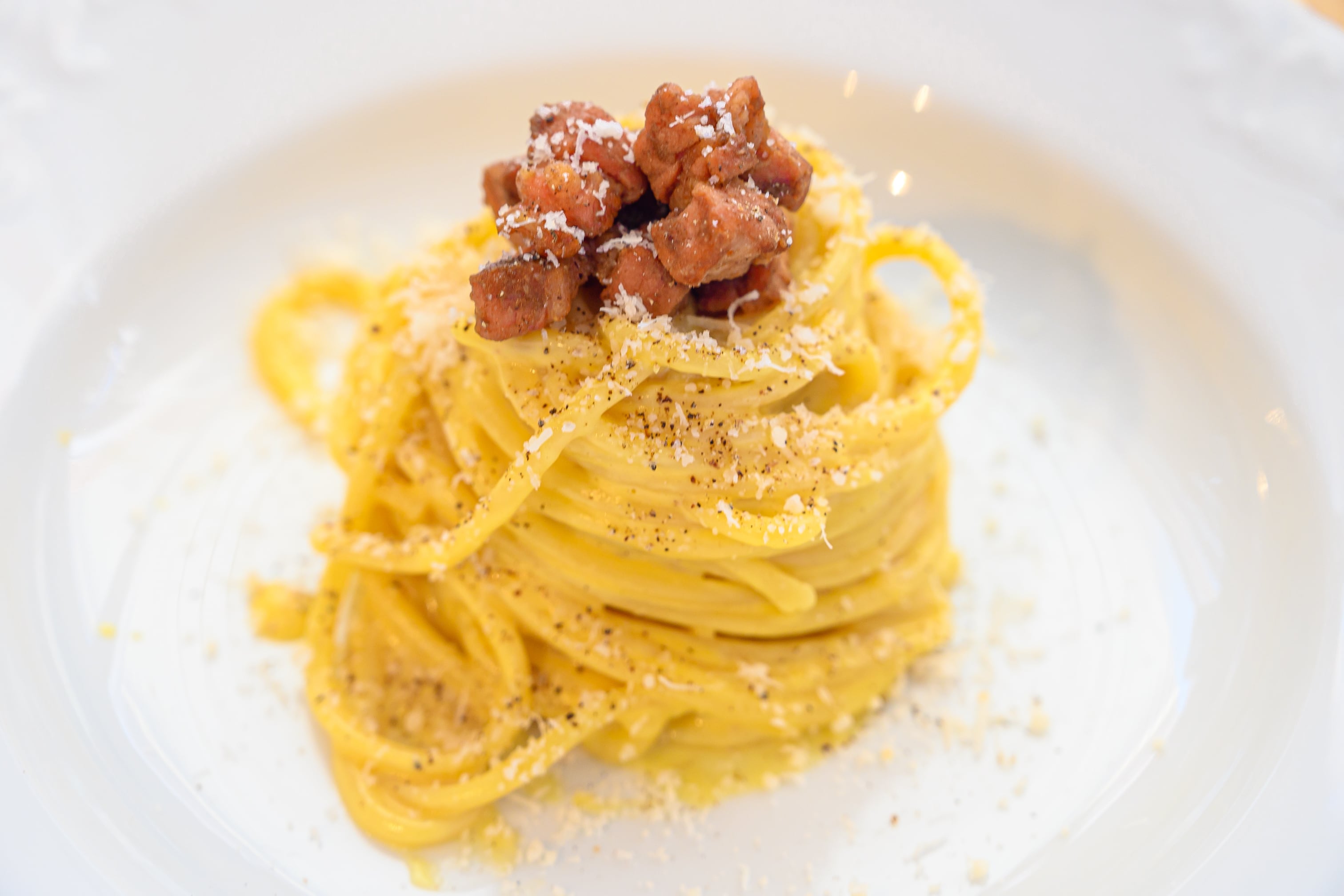 Los espaguetis carbonara son (por el momento) uno de los grandes iconos de la cocina italiana.