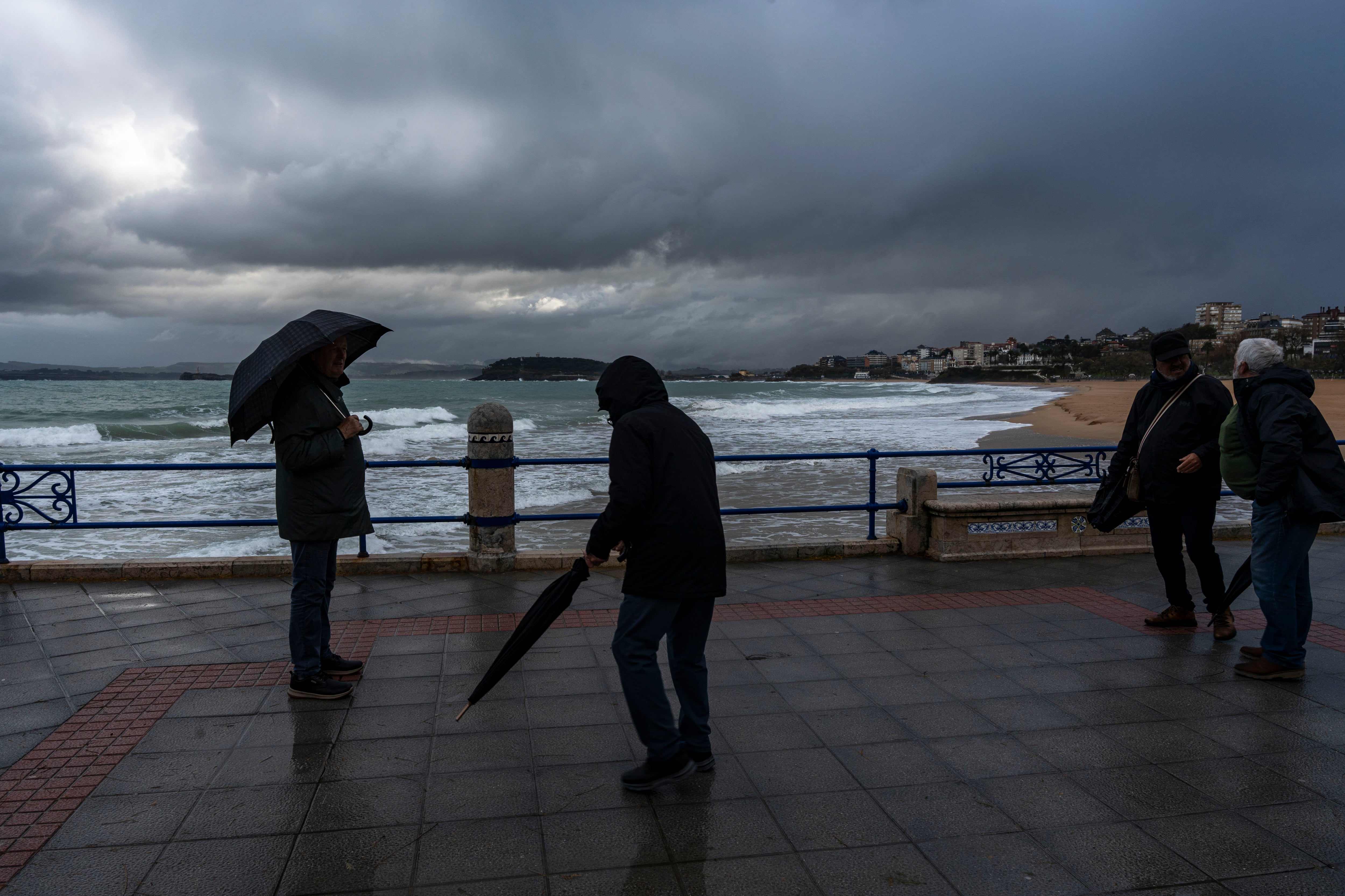 Lluvia y viento en Santander. EFE/ ROMÁN G. AGUILERA