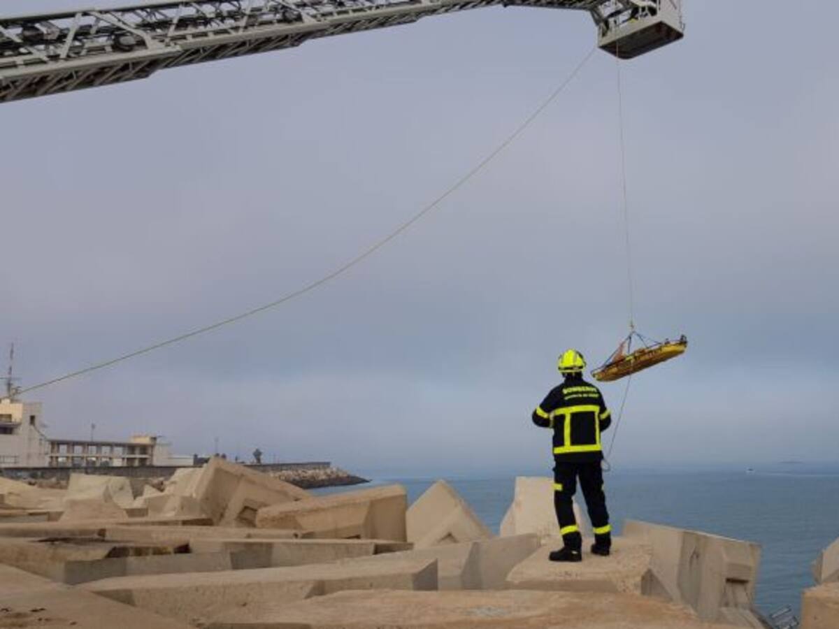 Rescatan a un menor tras precipitarse a los bloques de la Punta San Felipe