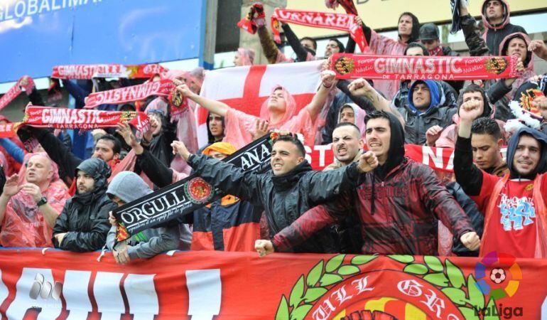 Aficionats del Nàstic al Nou Estadi de Palamós en el partit contra el Llagostera.