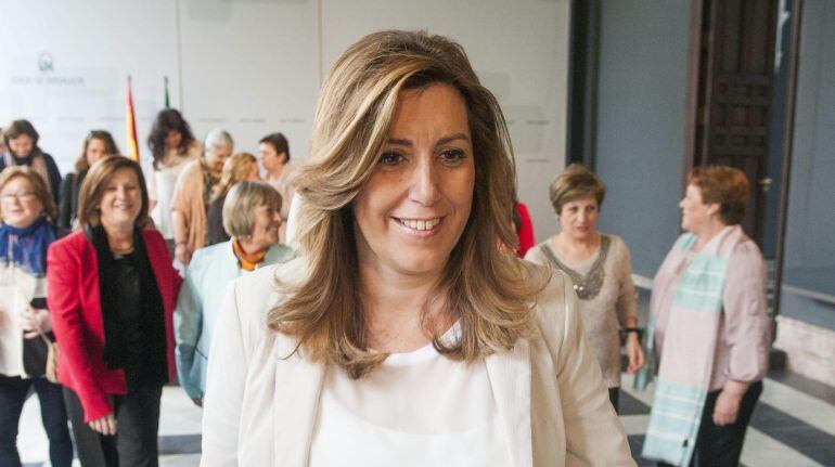 La presidenta de la Junta de Andalucía en funciones, Susana Díaz (c), seguida de las mujeres que forman parte del Consejo Andaluz de Participación de las Mujeres, con las que se reunió en el Palacio de San Telmo