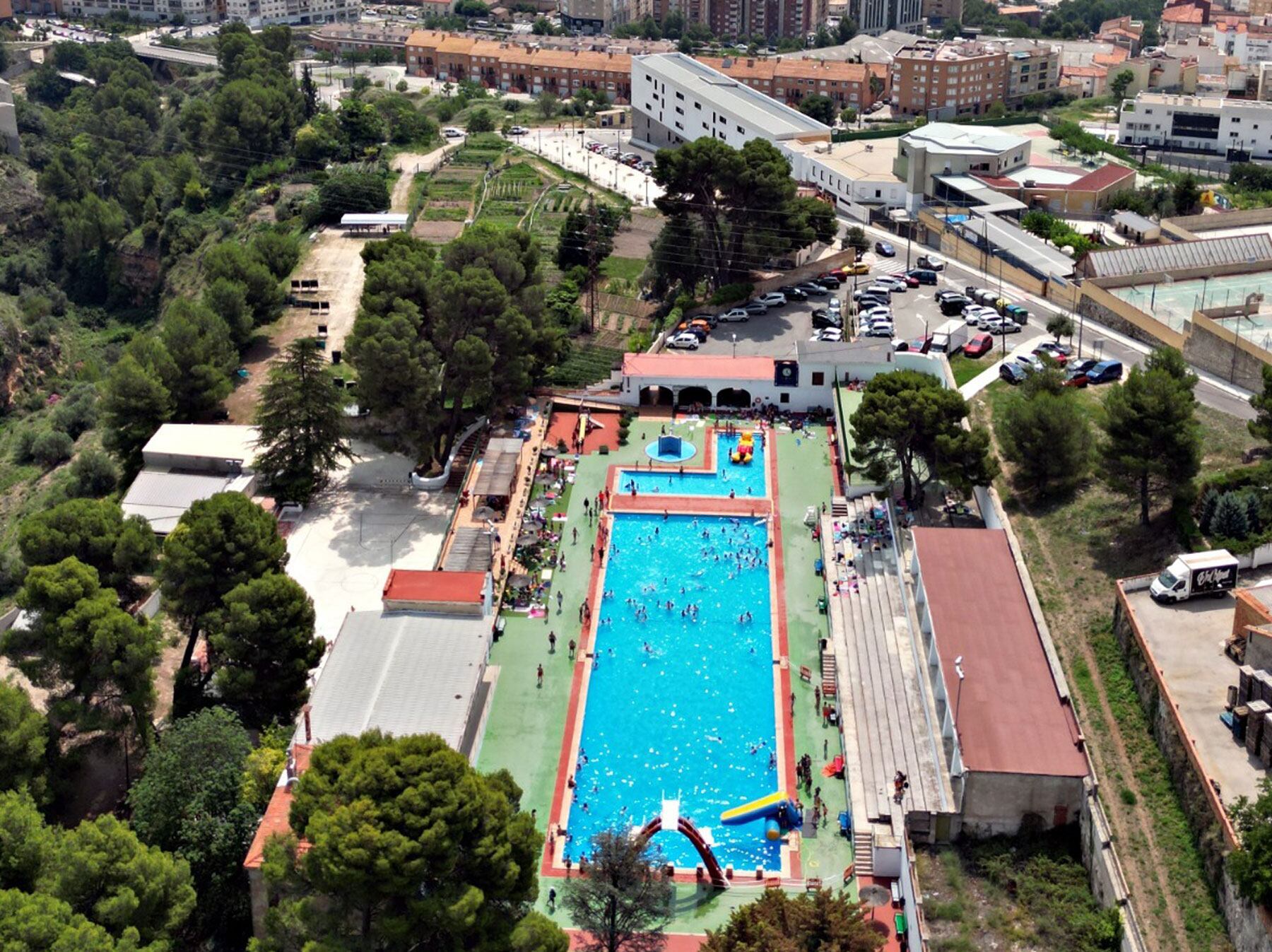 Vista aérea de la piscina municipal José Trenzano Alós