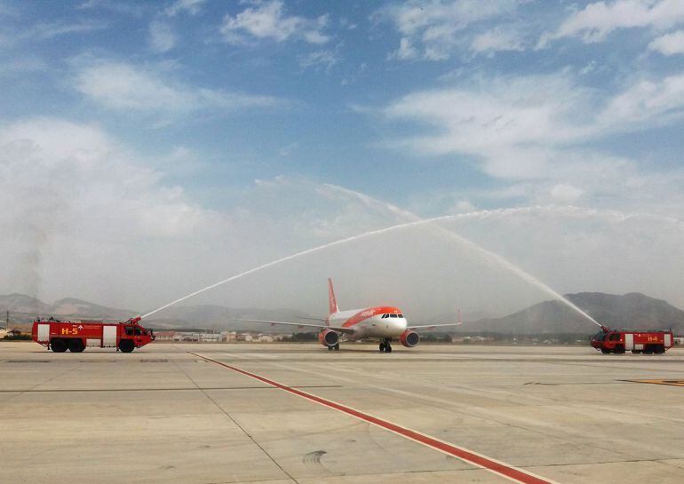 Bautizo a su llegada a Granada del avión de easyJet que ha efectuado el primer vuelo desde Berlín (Alemania)