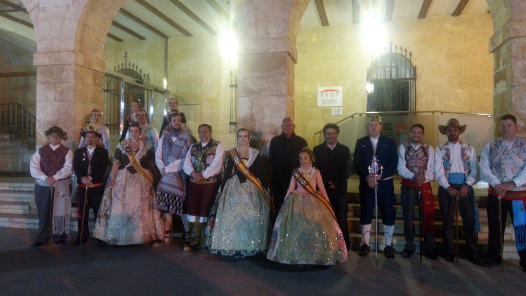 Ocho de los nuevos presidentes del ejercicio 2019-2020, con las Falleras Mayores de Dénia, Amparo Petrie y Neus Suárez.