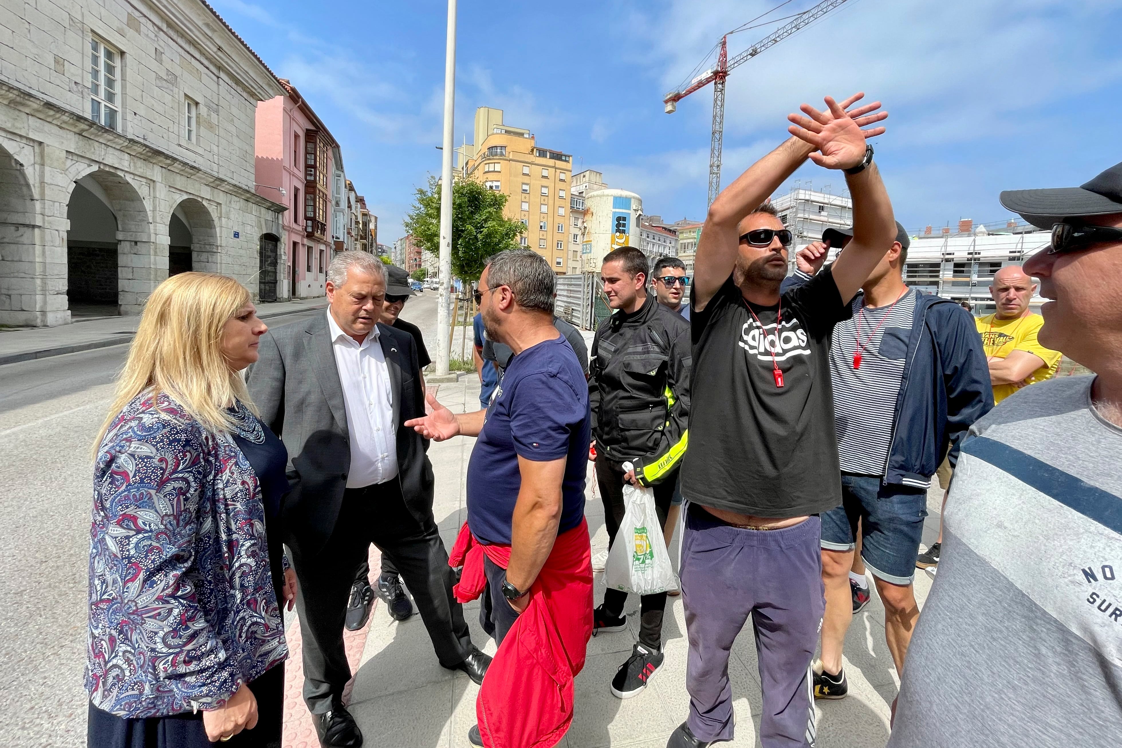 SANTANDER, 13/06/2022.- El presidente del Parlamento de Cantabria, Joaquín Gómez (centro) habla este lunes con uno de los aproximadamente 100 manifestantes que se han concentrado este lunes frente a la cámara regional para pedir al Gobierno de Cantabria &quot;más implicación&quot; para desbloquear la huelga del metal. EFE/Pablo Ayerbe
